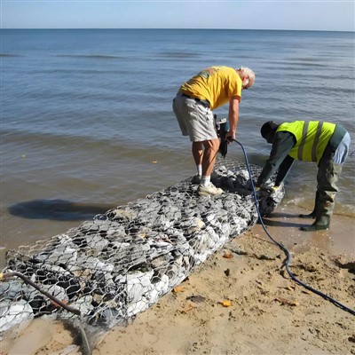 Gabion-kurv til beskyttelse af flodbredden